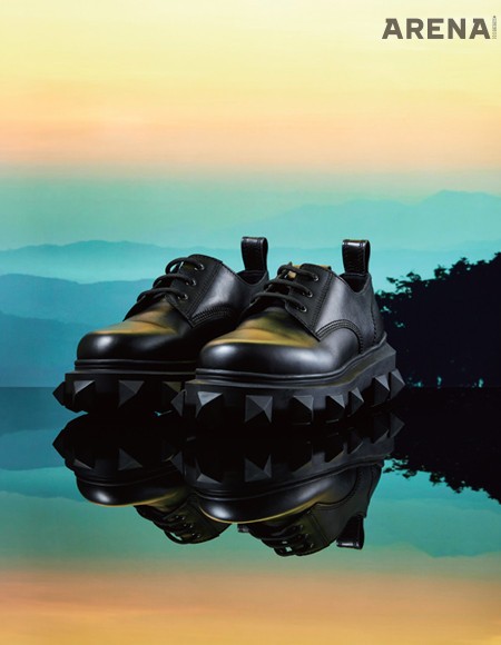 로만 스터드 디자인으로
이뤄진 투박한 아웃솔의
레이스업 슈즈 1백17만원
발렌티노 가라바니 제품.