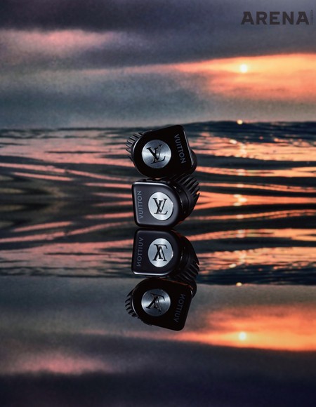 로고가 새겨진 검은색
호라이즌 이어폰 가격미정
루이 비통 제품.