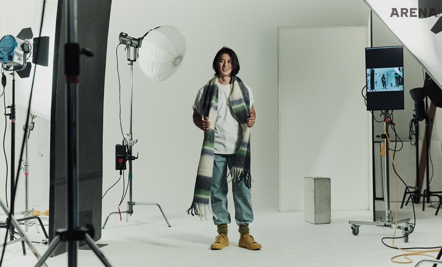 오버사이즈 브러쉬드 스카프·화이트 티셔츠·연청 데님·코튼 삭스·캔버스 스니커즈 모두 코스 제품.