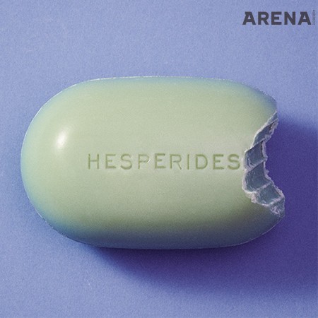 시어버터의 보습 효과와 진한
시트러스 향이 조화를 이룬
베지터블 베이스 헤스페리데스
오벌 솝 250g 2만3천원 프레쉬
제품.