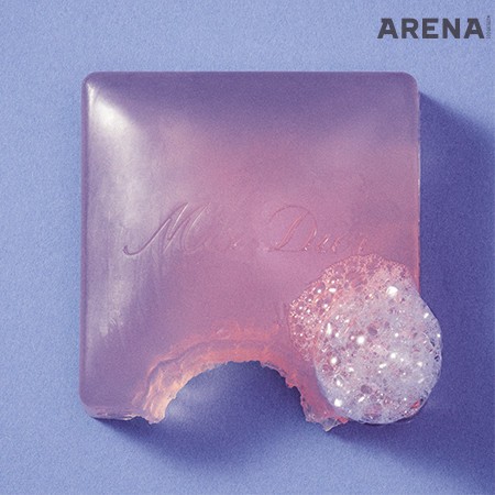 센티폴리아 로즈 워터 성분이
피부에 부드러움과 향기를
선사하는 블루밍 센티드 바디 솝
120g 4만5천원 디올 뷰티 제품.