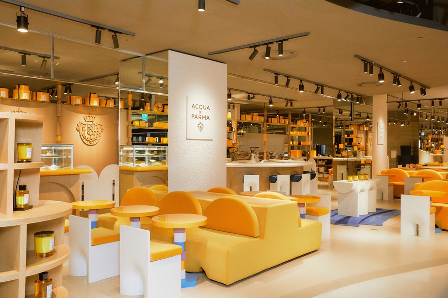 건축가 도토레 메일리슈종이 디자인에 참여해 강렬한 색채로 물든 ‘옐로우 카페’의 전경 및 대표 메뉴.