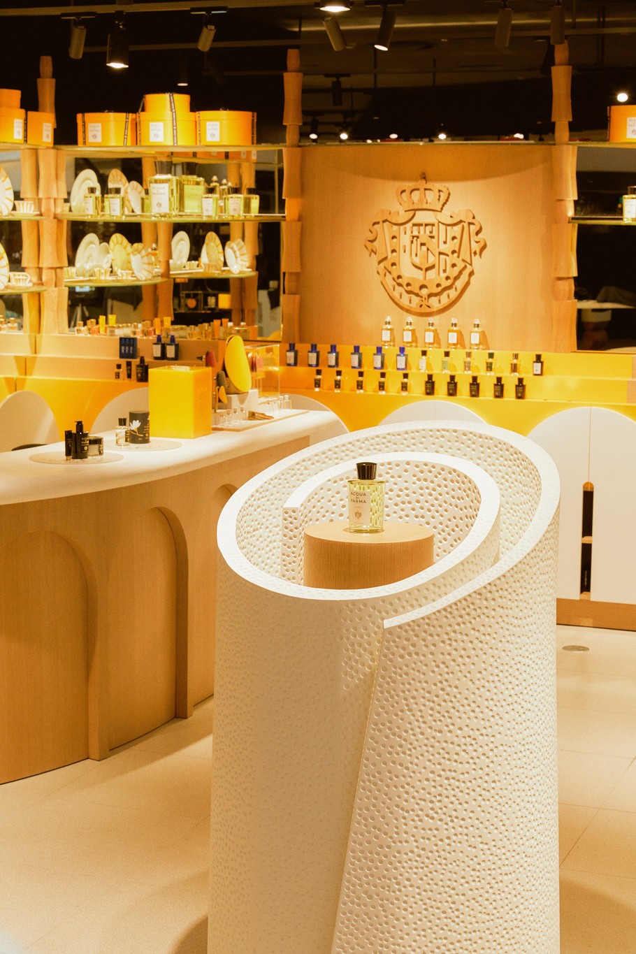 건축가 도토레 메일리슈종이 디자인에 참여해 강렬한 색채로 물든 ‘옐로우 카페’의 전경 및 대표 메뉴.