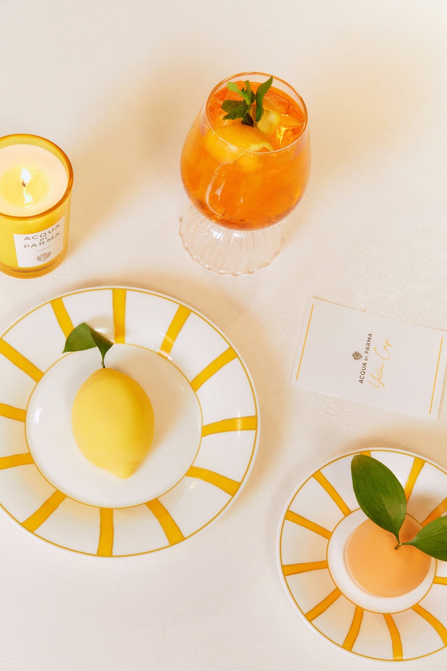 건축가 도토레 메일리슈종이 디자인에 참여해 강렬한 색채로 물든 ‘옐로우 카페’의 전경 및 대표 메뉴.