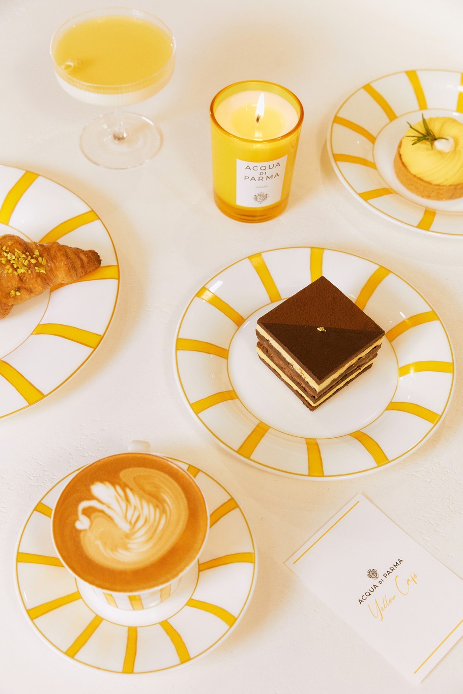 건축가 도토레 메일리슈종이 디자인에 참여해 강렬한 색채로 물든 ‘옐로우 카페’의 전경 및 대표 메뉴.