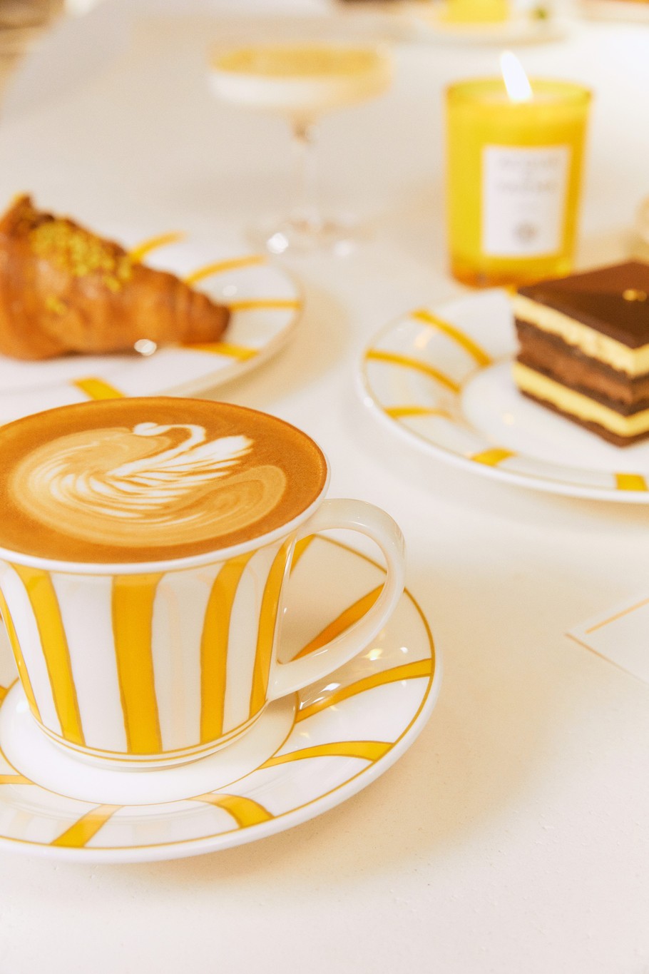 건축가 도토레 메일리슈종이 디자인에 참여해 강렬한 색채로 물든 ‘옐로우 카페’의 전경 및 대표 메뉴.