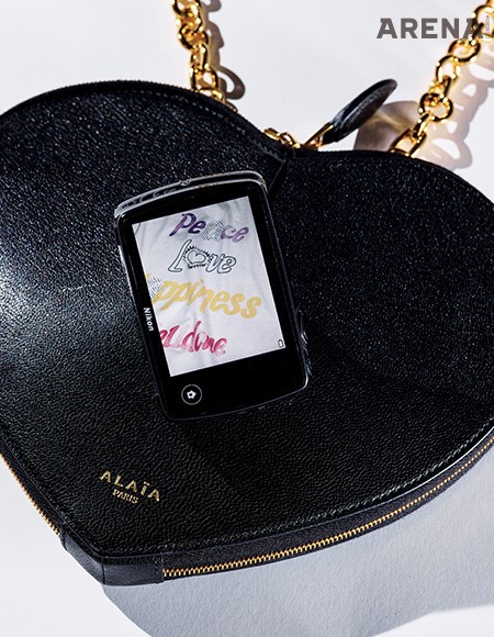 입체적인 하트 형태의 체인 숄더백 가격미정 알라이아, 레터링 티셔츠 31만8000원 웰던.