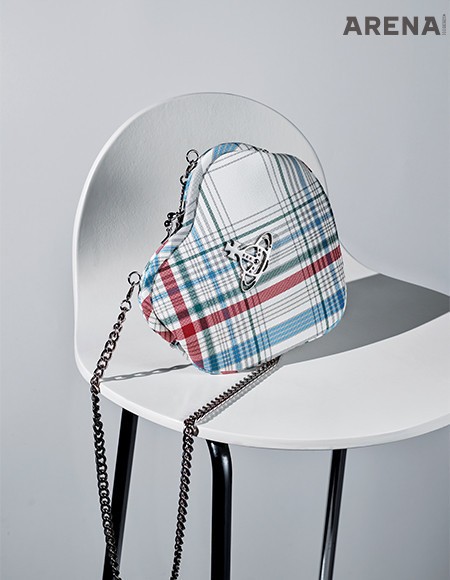 하트 모양의 체크 패턴 숄더백 73만원 비비안 웨스트우드.