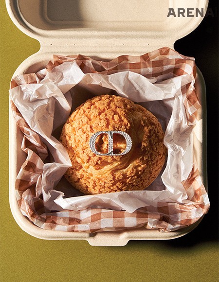 방울 장식을 더한 검은색 카드 지갑 65만원 버버리.