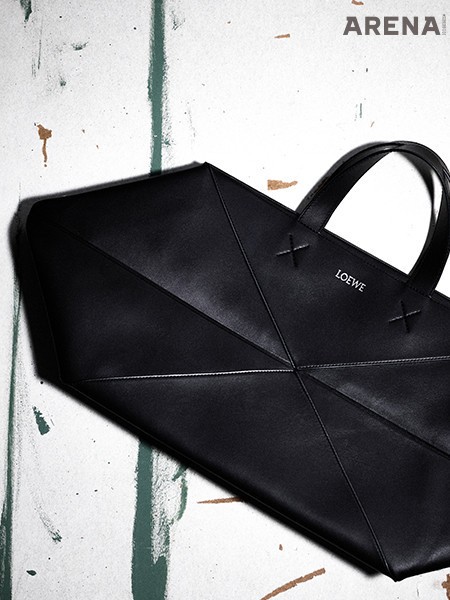 카프스킨 소재의 퍼즐 폴드 토트백 490만원 로에베 제품.