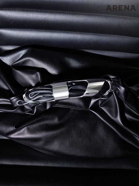 메탈 로고 핸들의 호보백 940만원 디젤 제품. 