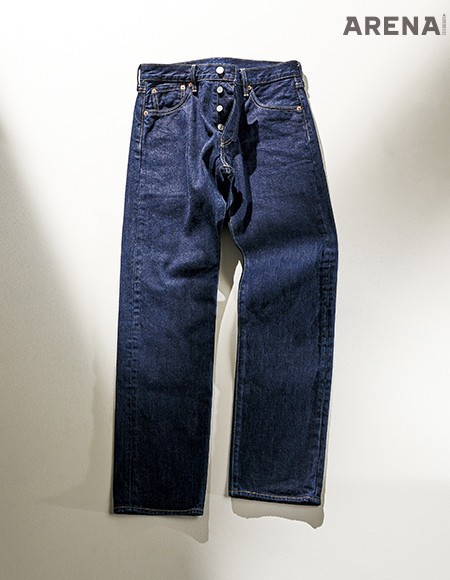 빳빳한 셀비지 데님 소재의 리바이스 501 오리지널 핏 버튼 플라이 팬츠 15만9000원 리바이스 제품.