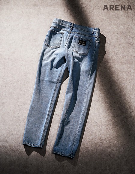 메탈 소재 로고 태그 디테일의 워싱 스트레치 디스트레스트 데님 팬츠 122만원 돌체앤가바나 제품. 