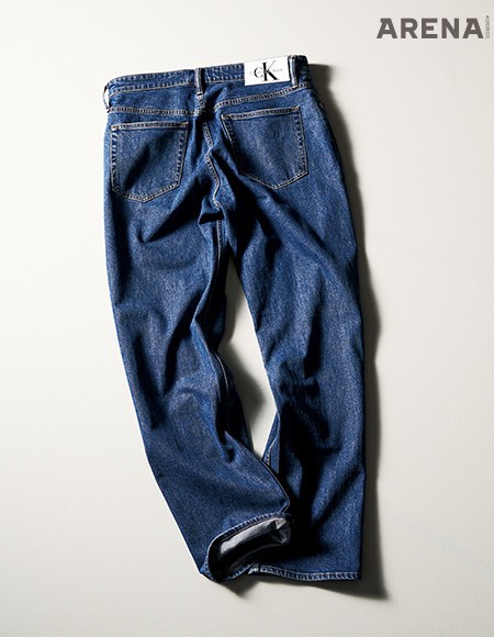 미드 블루 컬러의 워시트 데님 팬츠 22만9000원 캘빈클라인 진 제품.