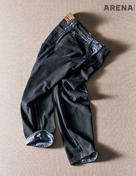 안감, 겉감이 뒤집힌 듯한 페인팅 워싱 스트레이트 데님 팬츠 66만원 디젤 제품. 