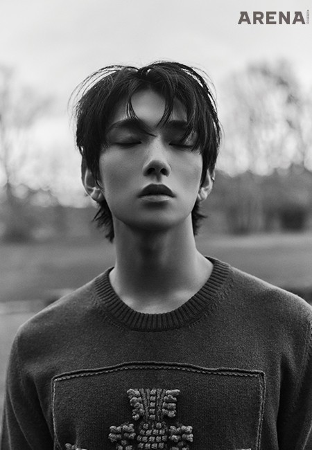 브랜드의 고전적인 소매 골지 마감과 로고 패치가 적용된 크루넥 스웨터·캐시미어와 면 소재의 트롱프뢰유 데님 팬츠 모두 배리 제품.
