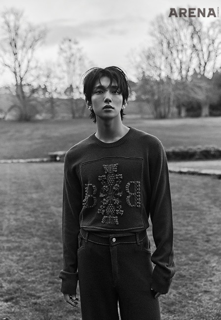 브랜드의 고전적인 소매 골지 마감과 로고 패치가 적용된 크루넥 스웨터·캐시미어와 면 소재의 트롱프뢰유 데님 팬츠 모두 배리 제품.
