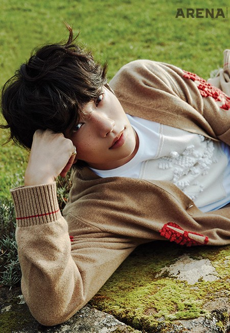 스코틀랜드를 대표하는 엉겅퀴 꽃이 로고를 감싸며 장식된 카디건·로고 패치 티셔츠·트롱프뢰유 데님 팬츠 모두 배리 제품.