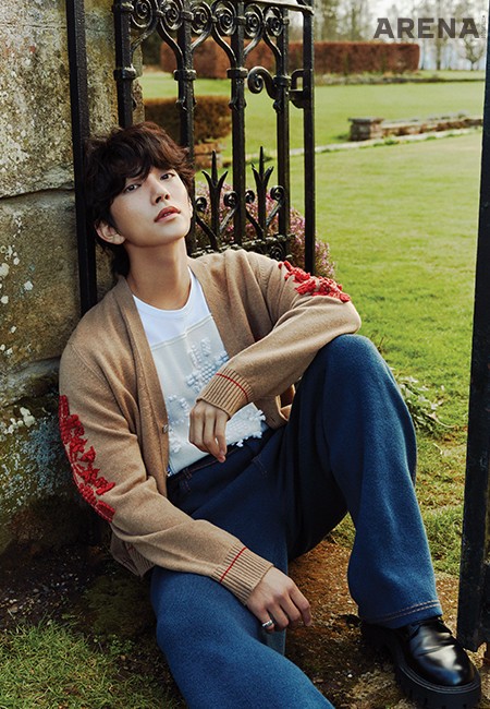 스코틀랜드를 대표하는 엉겅퀴 꽃이 로고를 감싸며 장식된 카디건·로고 패치 티셔츠·트롱프뢰유 데님 팬츠 모두 배리 제품.