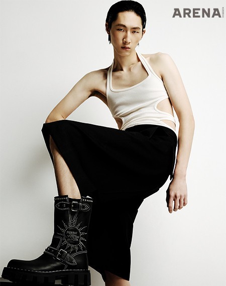 컷아웃 홀터넥 톱 가격미정 셀린느 옴므, 버뮤다 쇼츠 가격미정 질 샌더, 실버 스터드를 장식한 부츠 가격미정 루이 비통 제품.