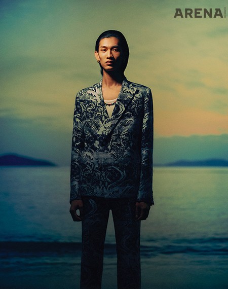 모노그램 팜트리 테일러드 재킷·탱크톱·모노그램 팜트리 클래식 팬츠·멀티컬러 우드 브리드 네크리스 모두 가격미정 루이 비통 제품.