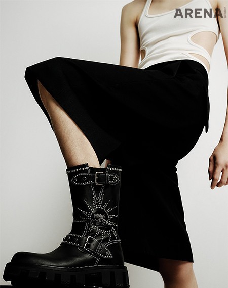 컷아웃 홀터넥 톱 가격미정 셀린느 옴므, 버뮤다 쇼츠 가격미정 질 샌더, 실버 스터드를 장식한 부츠 가격미정 루이 비통 제품.