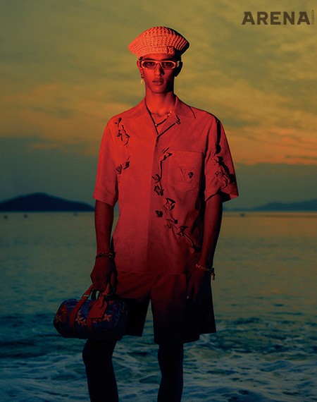 임브로이드 스웨이드 셔츠·임브로이드 스웨이드 테일러드 쇼츠·서핑 모노그램 키폴 25·팜트리 라피아 베레모·LV 하와이안 스퀘어 선글라스·펄 이어링 모두 가격미정 루이 비통 제품.