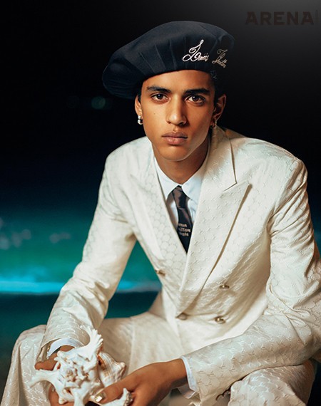 LV 피시네트 테일러드 재킷·LVERS 롱 슬리브 셔츠·LV 피시네트 테일러드 팬츠·블랙 스쿠버 베레모·펄 블랙 타이·모노그램 체인 이어링 모두 가격미정 루이 비통 제품.