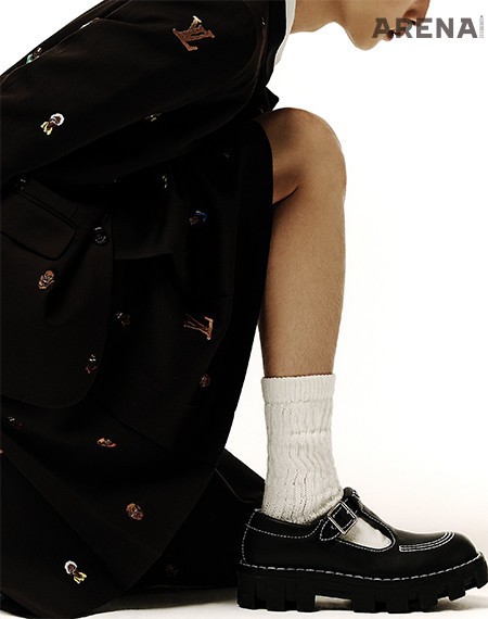 오피서 칼라 재킷·셔츠·플리츠 디테일 쇼츠·스티치를 더한 메리제인 슈즈 모두 가격미정 루이 비통 제품.