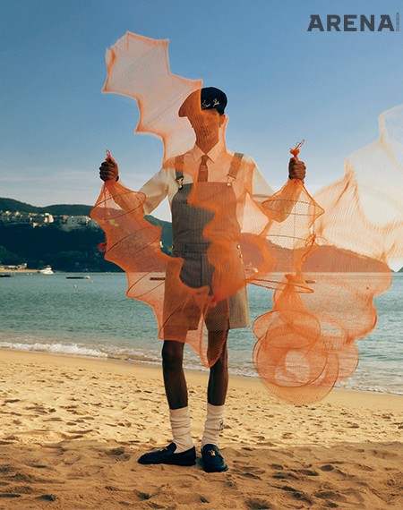 쇼츠 오버올·LVERS 롱 슬리브 셔츠·데님 베레모·셸 패치 롱 화이트 삭스·LV 댄디 로퍼 모두 가격미정 루이 비통 제품.