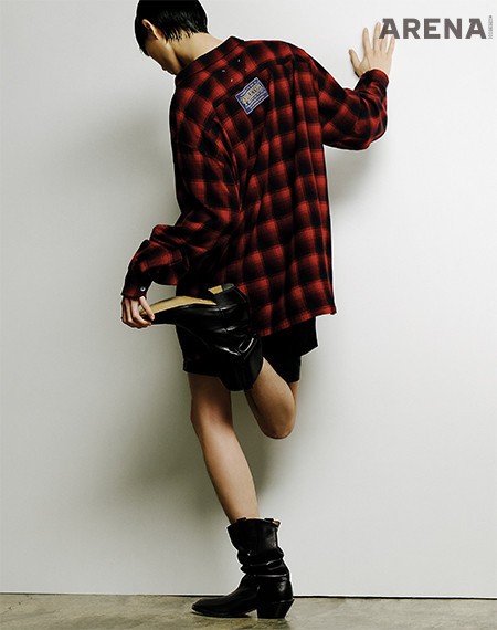 체크 패턴 셔츠·라텍스 쇼츠·그레이 울 쇼츠·웨스턴 타비 부츠 모두 가격미정 메종 마르지엘라 제품.