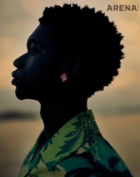 모노그램 선셋 오픈칼라 셔츠·LV 하와이안 플라워 이어링 모두 가격미정 루이 비통 제품.