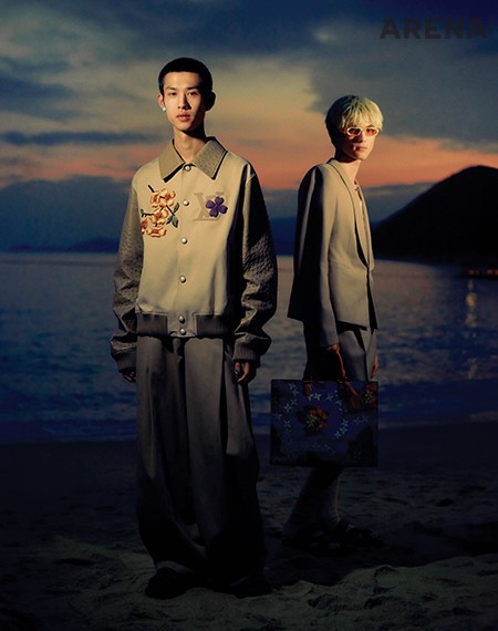 (왼쪽부터) 임브로이드 오스트리치 바서티 재킷·가드닝 벌룬 팬츠·LV 하와이안 플라워 이어링 모두 가격미정 루이 비통 제품.
숄칼라 재킷·탱크톱·테일러드 쇼츠·서핑 모노그램 삭 플라 24H·LV 하와이안 스퀘어 선글라스 모두 가격미정 루이 비통 제품.