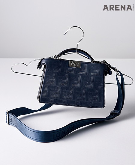 FF 모티브 패턴의 미니 크로스백 400만원대 펜디 제품.