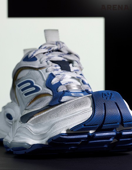 과장된 아웃솔로 실루엣을 완성한 카고 스니커즈 100만원대 발렌시아가 제품.