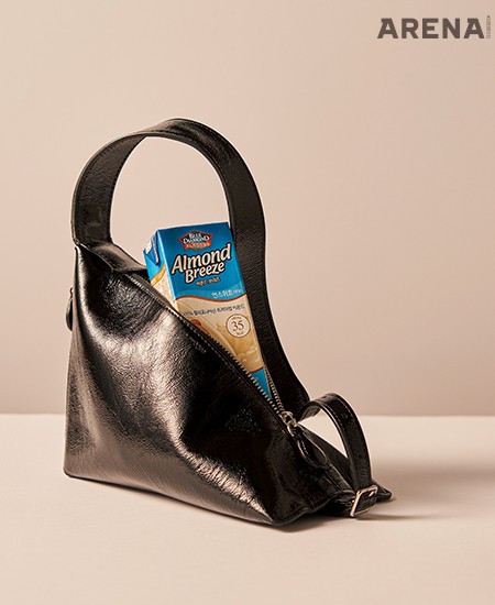 트라이앵글 형태의 미니 숄더백 가격미정 꾸레쥬 제품.