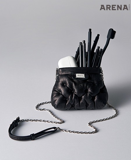 실크 테크 캔버스 소재의 빅 토트백 가격미정 생 로랑 by 안토니 바카렐로 제품. 