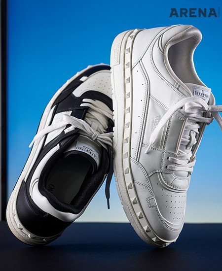 상징적인 스터드 디테일이 단번에 시선을 끄는 프리도트 스니커즈 각각 117만원 모두 발렌티노 가라바니 제품.