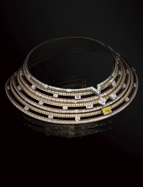 메종의 시그너처 V 모티브와 7줄의 목걸이로 표현된 로라시아.