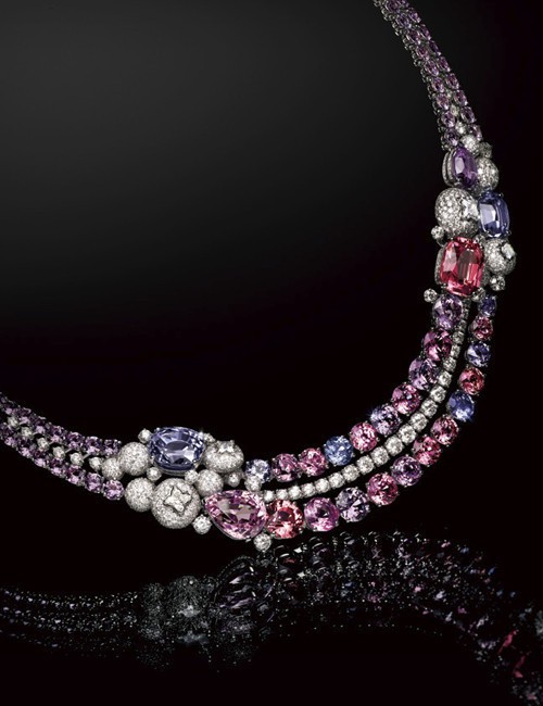 곰팡이와 균사체의 복잡한 형태에서 영감받아, 스피넬 보석들로 디자인한 심바이오시스.