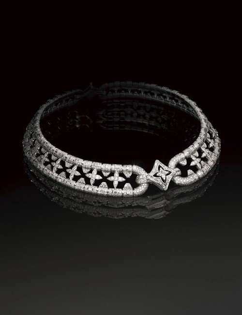 사각형과 직사각형, 다양한 높이의 다이아몬드, 16.92 캐럿의 LV 모노그램 스타 컷 다이아몬드가 세팅된 본즈.