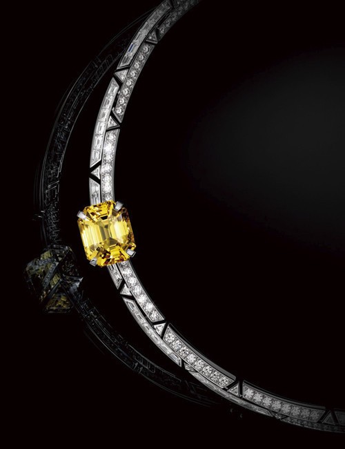 컷아웃 V 모티브와 골든 옐로 사파이어가 어우러진 드리프트.