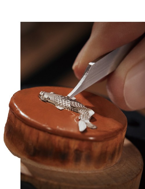 화이트 골드의 잉어의 비늘 하나하나를 수작업으로 새기는 과정.