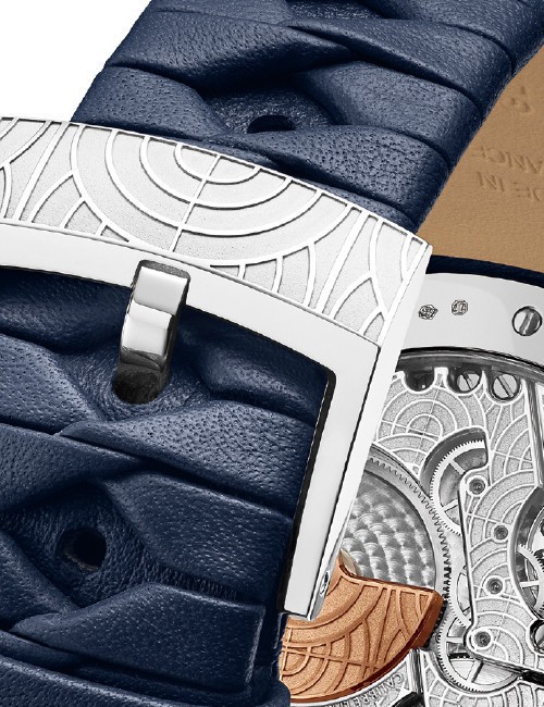 세이가이하 파도 모티브 새겨진 케이스 미들과 버클, 일본 타카나 칼자루를 모티브로 송아지 가죽을 엮은 스트랩.