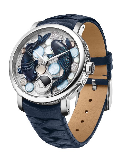 세이가이하 파도 모티브 새겨진 케이스 미들과 버클, 일본 타카나 칼자루를 모티브로 송아지 가죽을 엮은 스트랩.