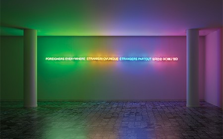 <외국인은 어디에나 있다(영어, 이탈리아어, 프랑스어, 한국어)>
네온사인, 프레임, 변압기, 전선, 가변 크기, 2004-현재.