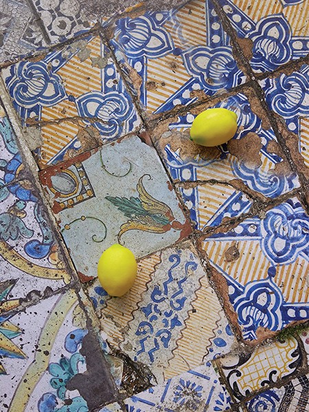  <이민자들> 
레디메이드 레몬, 폴리스티렌, 페인트, 플라스틱, 가변 크기, 2022. <컷 업> 시트 위에 타일 프린트, 가변 크기, 2024.