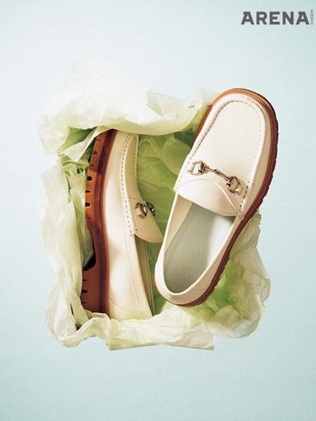 두툼한 러그 솔의 미색 홀스빗 로퍼
가격미정 구찌 제품.