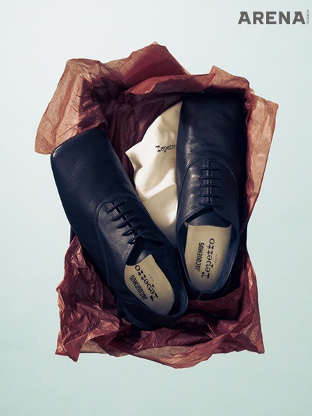 네모반듯한 스퀘어 토가 돋보이는 자크뮈스
협업의 지지 옥스퍼드 슈즈 80만원 레페토 제품.