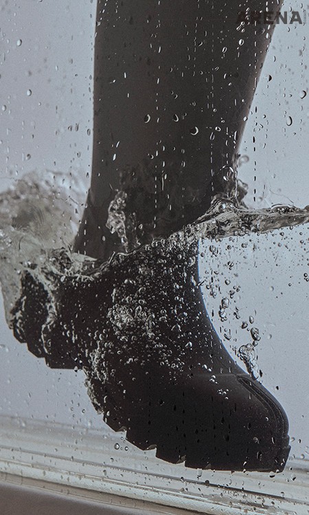 시그너처 타비 디자인의 러버 소재 레인부츠 가격미정 메종 마르지엘라 제품.